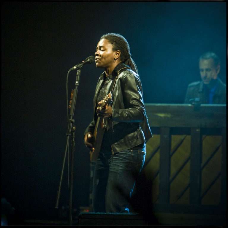 Tracy Chapman Guitar Playing Style Tips
