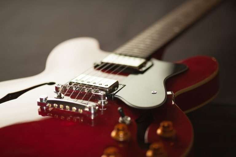 10 Must-Know Guitar Riffs for Beginners