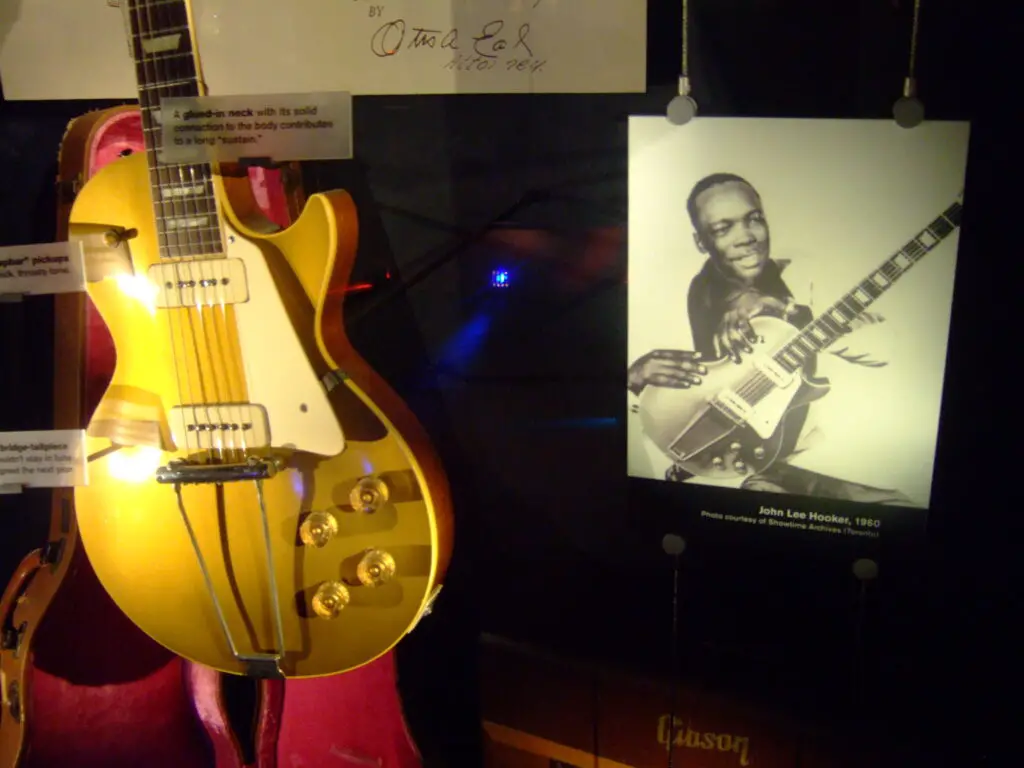 image of a 1952 Gibson Goldtop guitar with a dazzling gold finish, showing its unique design and beauty.