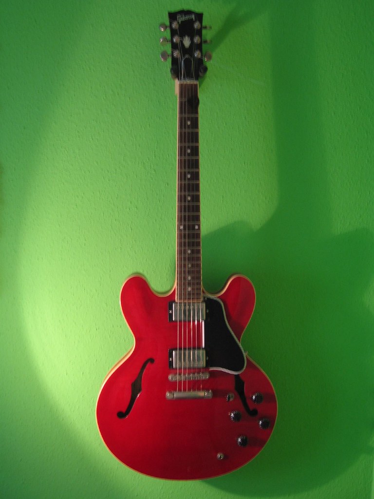 Gibson ES-335 A guitar commonly used by country guitarist Vince Gill