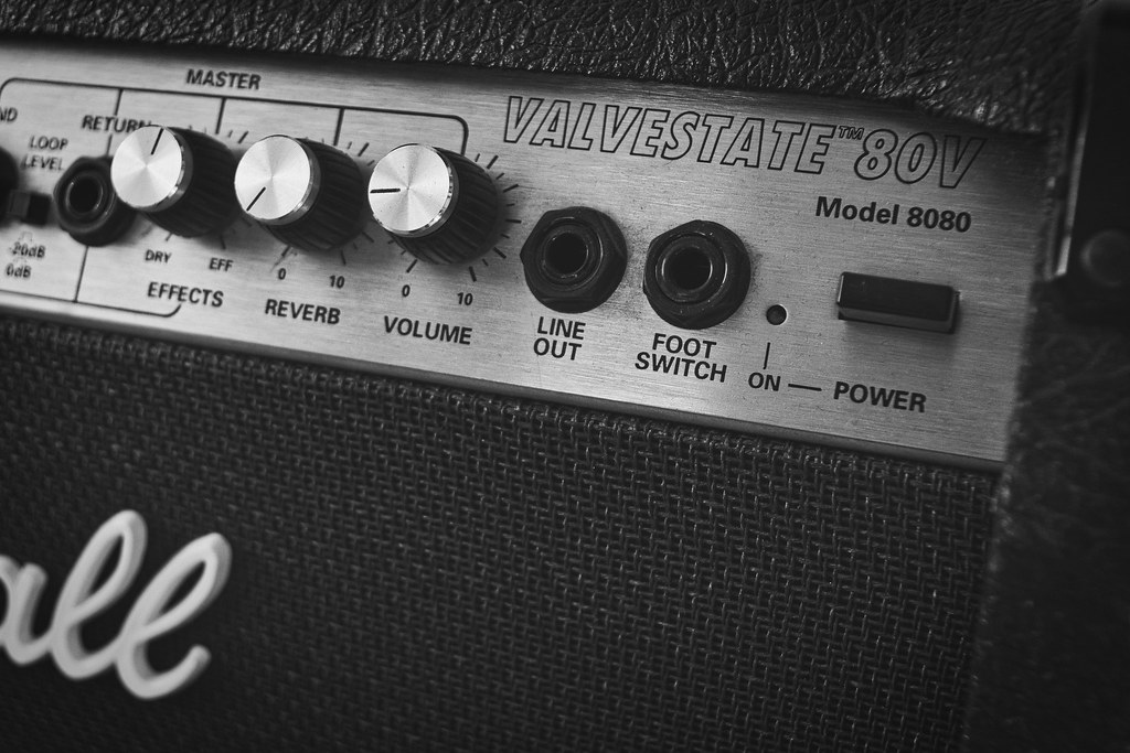 For amplification, he famously and unconventionally relied on solid-state Marshall Valvestate amplifiers. He prized them for their tight, aggressive, and consistent high-gain tone, which provided the surgical precision that his increasingly complex music demanded.