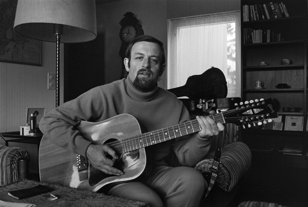 Roger Whittaker: The Global Voice of Folk