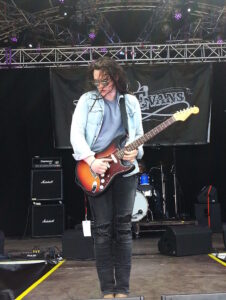 Read more about the article Chris Buck: The Vocalist of the Fretboard