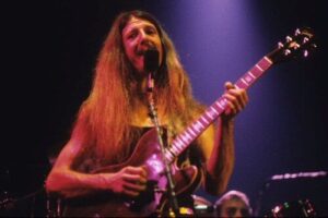 Read more about the article Patrick Simmons: The Fingerstyle Architect of the Doobie Brothers